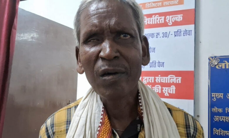 सेवा सेतु पहल के माध्यम से जशपुर निवासी राम साय की आधार कार्ड संबंधी समस्या का समाधान।
