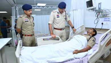 Stone-pelting during a rally in Raipur; Police Commissioner Sanjeev Shukla met the injured police personnel.
