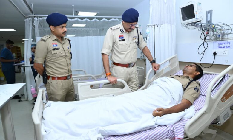 Stone-pelting during a rally in Raipur; Police Commissioner Sanjeev Shukla met the injured police personnel.
