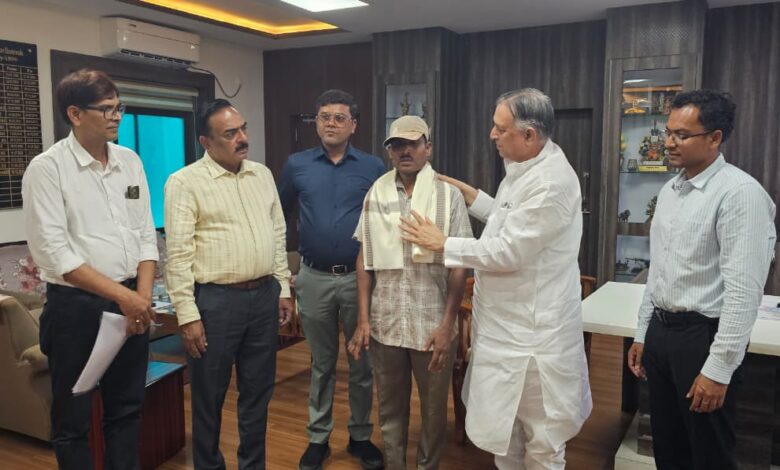 CG News: दिव्यांगता को मात देकर आत्मनिर्भर बने चितुराम नाग, समय पर चुकाया ₹3.60 लाख का ऋण; बने प्रेरणा की मिसाल