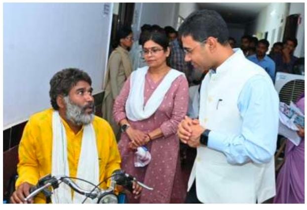 Chhattisgarh CM Helpline: Differently-abled person receives motorized tricycle within 15 days; a step towards self-reliance.