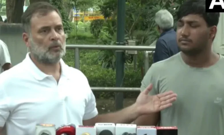 Rahul Gandhi's press conference: Showed a student who was a victim of a pellet gun.