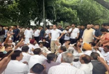 🚨 BREAKING: Rahul and Priyanka sit on the road outside the PM's residence; Congress MPs being detained.