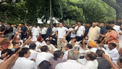 🚨 BREAKING: Rahul and Priyanka sit on the road outside the PM's residence; Congress MPs being detained.