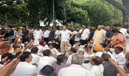 🚨 BREAKING: Rahul and Priyanka sit on the road outside the PM's residence; Congress MPs being detained.