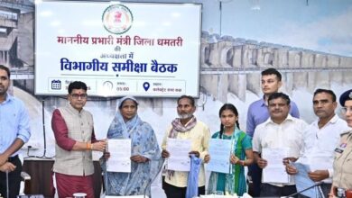 धमतरी में समीक्षा बैठक के दौरान अधिकारियों को निर्देश देते राजस्व मंत्री टंक राम वर्मा।