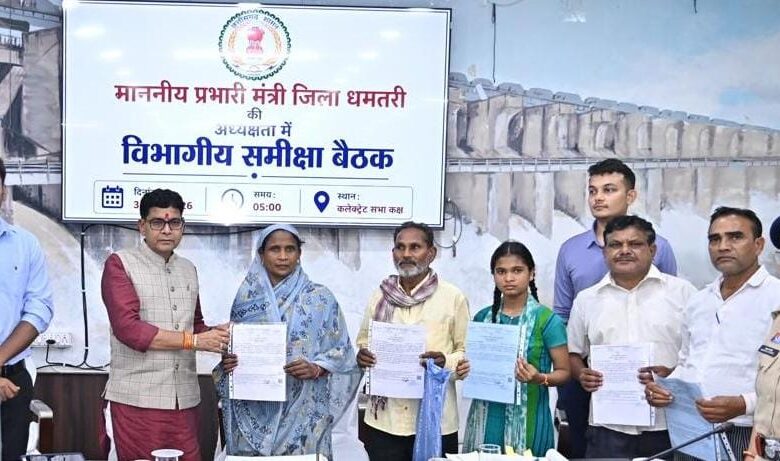धमतरी में समीक्षा बैठक के दौरान अधिकारियों को निर्देश देते राजस्व मंत्री टंक राम वर्मा।