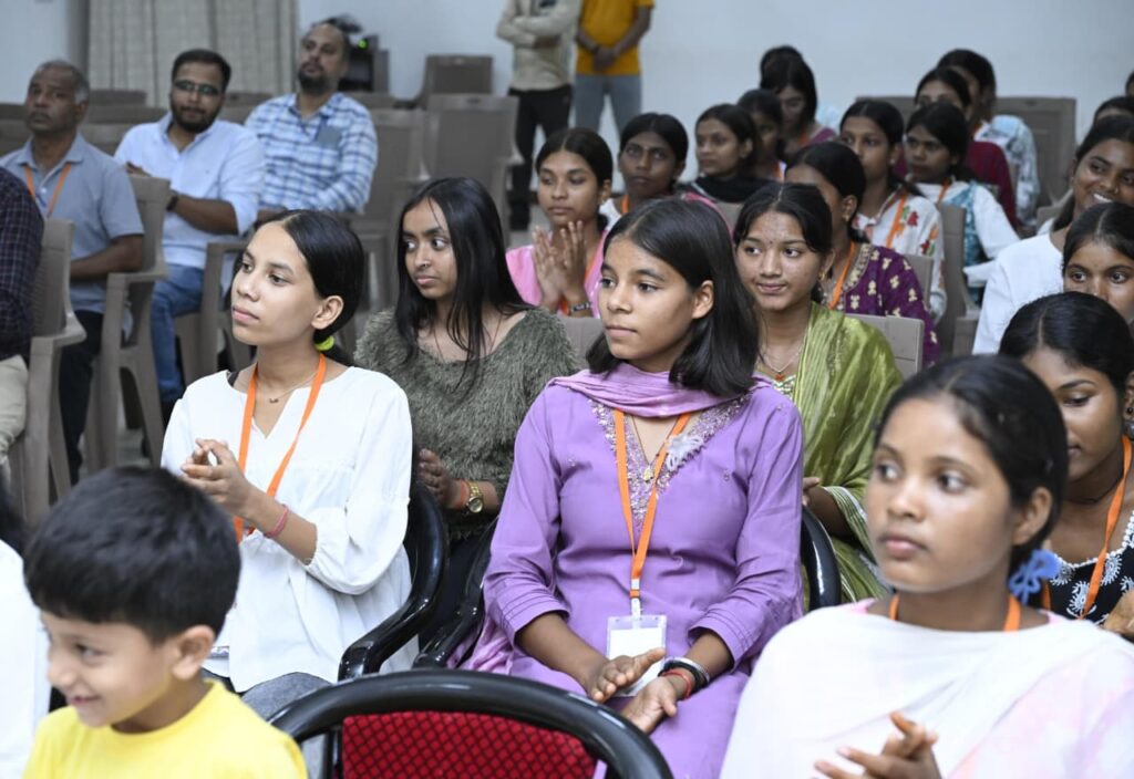मुख्यमंत्री विष्णुदेव साय से मिले सरगुजा के मेधावी विद्यार्थी, कहा- बड़े सपने देखें और मेहनत से उन्हें साकार करें