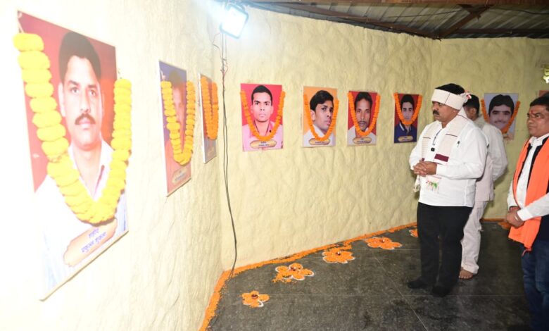 Vijay Sharma visited Jhiram on Independence Day and paid tribute to the sacrifice of the martyrs.