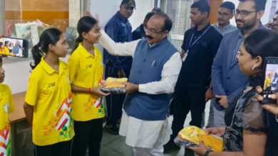 Sports talents get encouragement, Arun Saav distributes kits to players of Archery Centre
