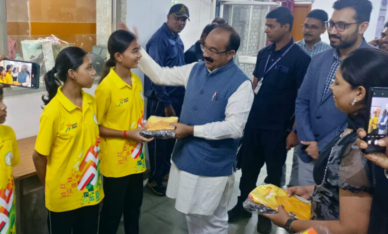 Sports talents get encouragement, Arun Saav distributes kits to players of Archery Centre