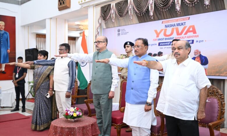 Pledge for a Drug-Free India: Youth take oath alongside the Governor and Chief Minister in Raipur.