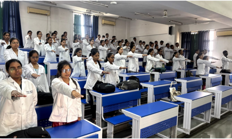 रायपुर दंत चिकित्सा महाविद्यालय में नशा मुक्त भारत अभियान, छात्र-छात्राओं ने ली शपथ