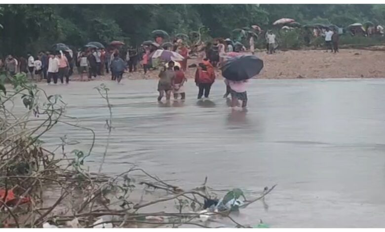 Major tragedy: Three children swept away by strong currents while crossing a river; one body recovered.