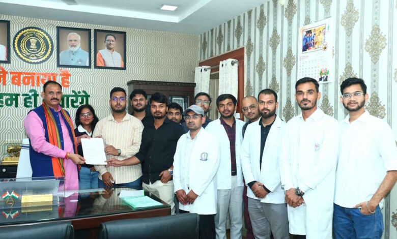 Intern doctors called off their protest after discussions with the Health Minister.