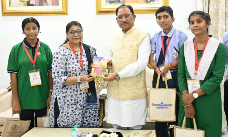 Students back from Rashtrapati Bhavan meet CM Sai; call meeting with the President a memorable life experience.