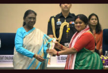 Chhattisgarh teacher Sunita Yadav receives National Teachers' Award; President Droupadi Murmu honors her.