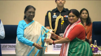 Chhattisgarh teacher Sunita Yadav receives National Teachers' Award; President Droupadi Murmu honors her.