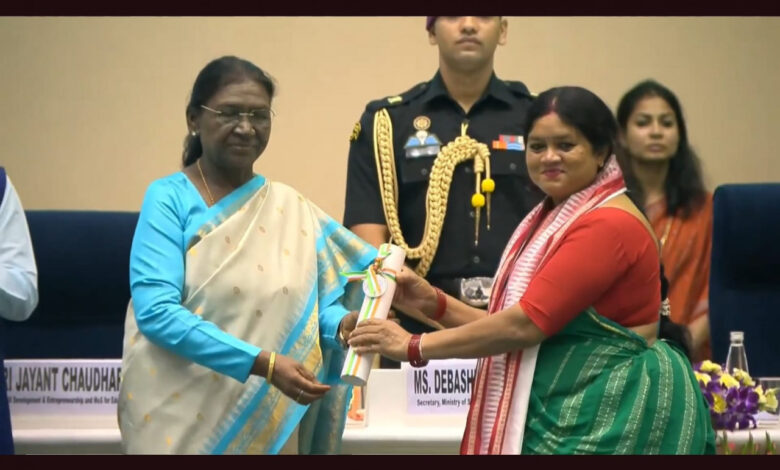Chhattisgarh teacher Sunita Yadav receives National Teachers' Award; President Droupadi Murmu honors her.