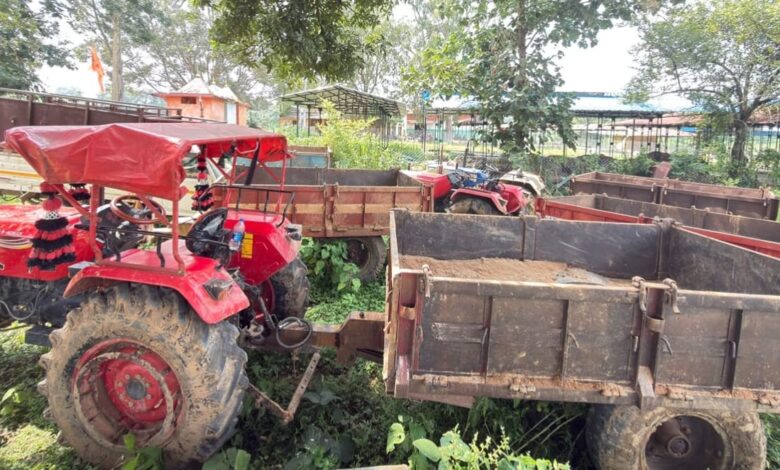 Impact of CM Helpline: 5 tractors caught transporting sand illegally; Mines Department takes action.