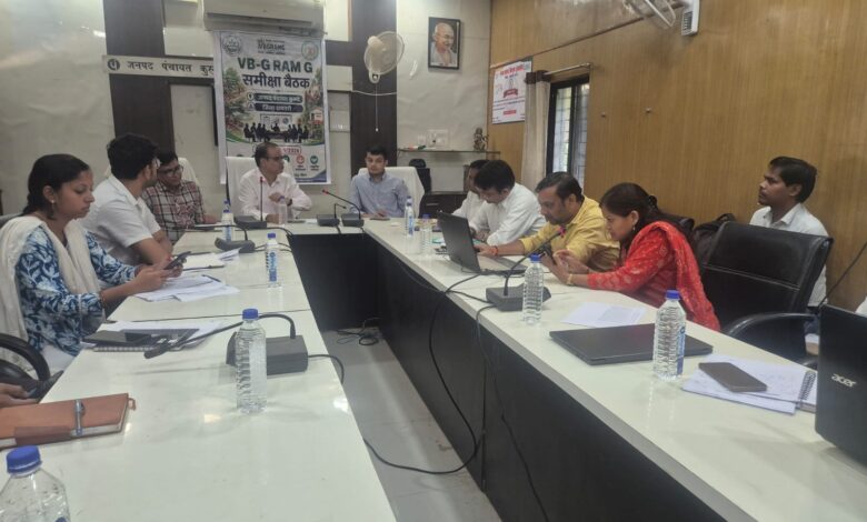 Commissioner Taran Prakash Sinha inspected development works in the Gram Panchayats of Kurud and issued instructions for the effective implementation of schemes.