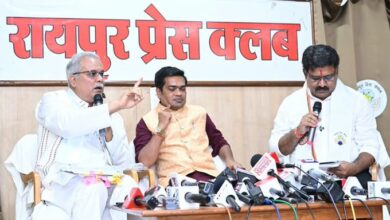 Bhupesh Baghel and Vijay Sharma lock horns over PM Awas Yojana; heated debate lasts 1 hour 20 minutes.