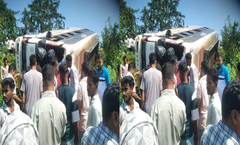 Bus traveling from Balod to Dhamtari meets with an accident; one youth dies, several passengers injured.