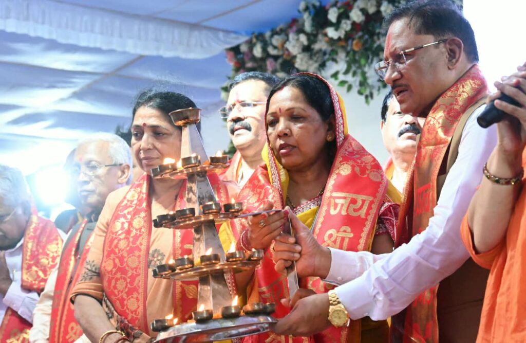 Current image: Grand 'Deepotsav' on the banks of the Kharun River on PM Modi's birthday; Mahadev Ghat illuminated by 1.25 lakh lamps.