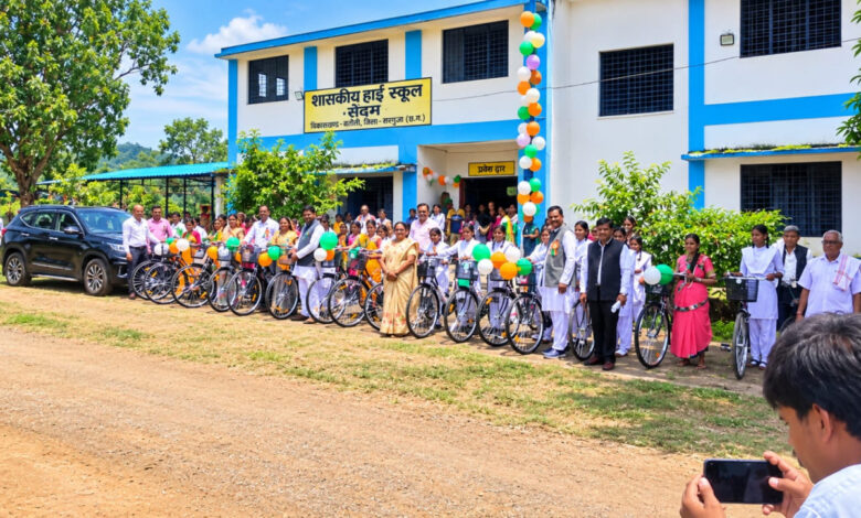 A major boost for girls' education: the Saraswati Bicycle Scheme has made the daily commute to school easier.