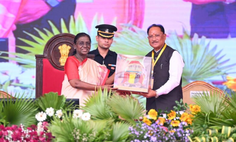 President Droupadi Murmu, impressed by the traditions of the Bastar Dussehra, has ensured that 'Manjhis' will now receive 5,000 rupees and 'Chalkis' 3,500 rupees per month.