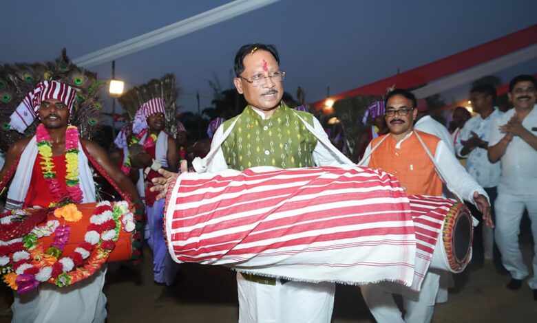 मांदर की थाप पर CM विष्णु देव साय ने किया कर्मा नृत्य, बोले—प्रकृति संरक्षण की आदिवासी परंपरा पूरे देश के लिए प्रेरणा