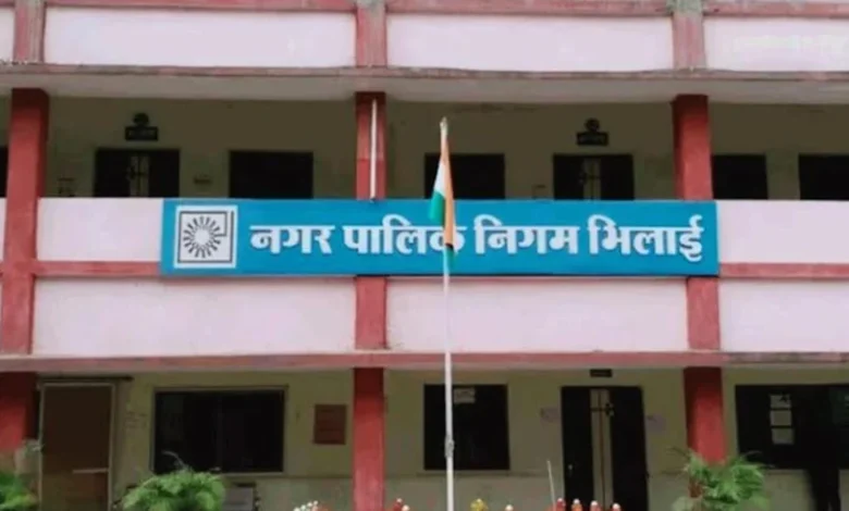 Investigation into the ₹12.66 crore paver block scam at Bhilai Municipal Corporation intensifies; notices issued to 9 senior officials.