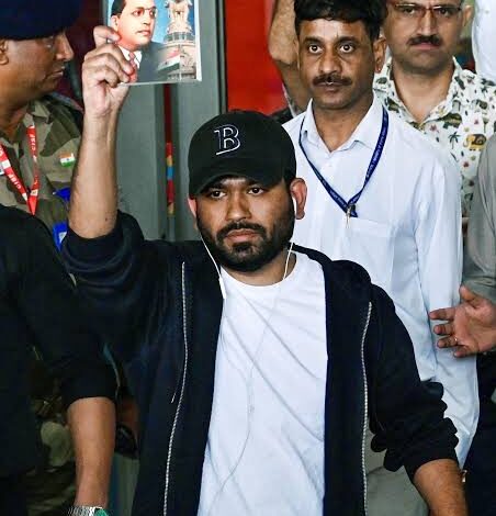 IGI एयरपोर्ट पर अभिजीत दीपके का विरोध, युवक ने क्या कहा?