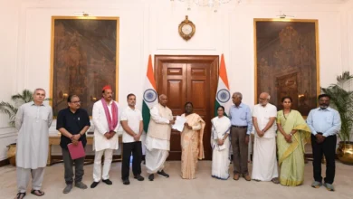 10 MPs from the INDIA bloc met the President; demand for Gyanesh Kumar's resignation heats up the political atmosphere.
