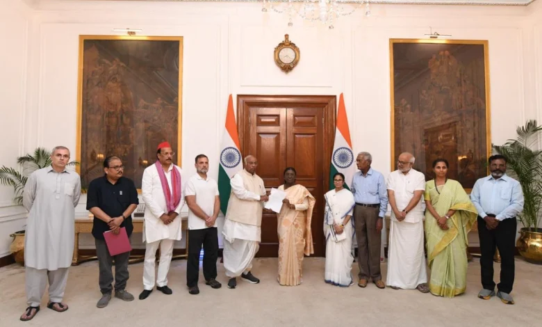 10 MPs from the INDIA bloc met the President; demand for Gyanesh Kumar's resignation heats up the political atmosphere.